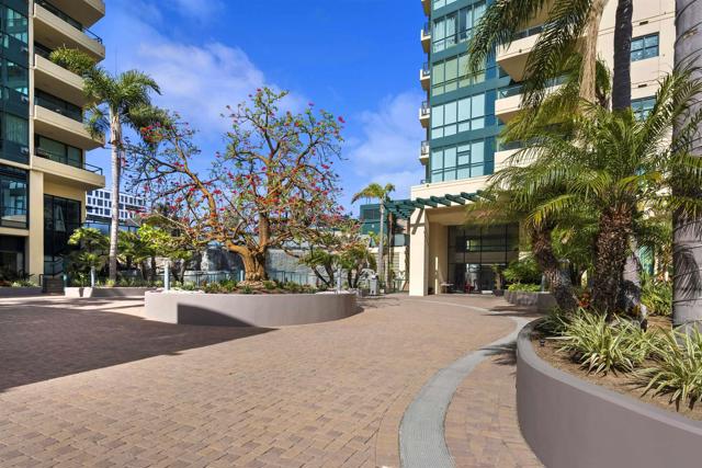 555 Front St, San Diego CA: https://media.crmls.org/mediaz/2cf61236-d667-4cb2-abc0-61f5b610886c.jpg