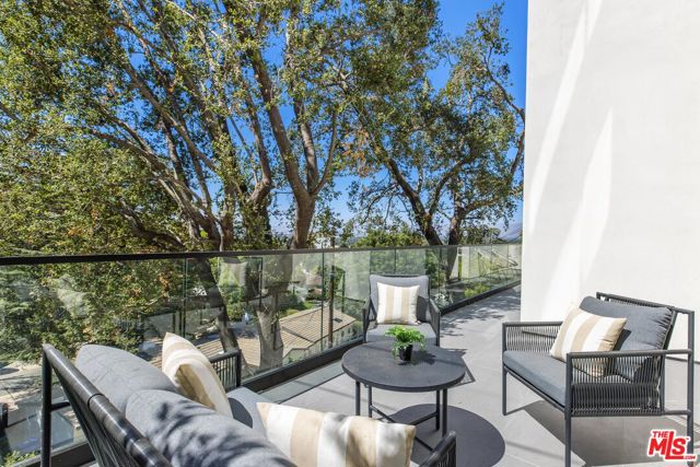 14899 Round Valley Drive, Sherman Oaks CA: https://media.crmls.org/mediaz/2cf7588c-95d6-42c5-ba07-b3363917fff0.jpg