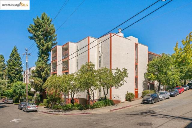 250 Whitmore St, Oakland CA: https://media.crmls.org/mediaz/2cf79283-0e76-4f99-bbb4-16360fe09b43.jpg