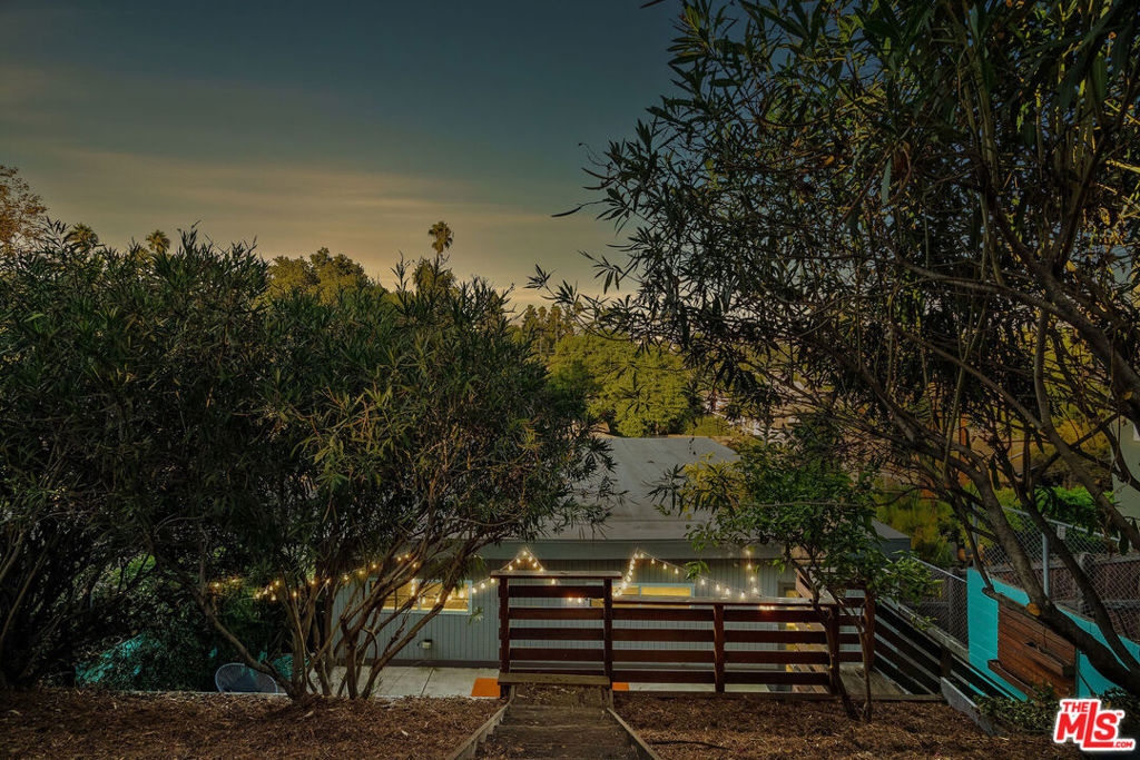 https://media.crmls.org/mediaz/2cfa3b6c-b6ab-4073-8f92-41aed7dba437.jpg?preset=X-Large