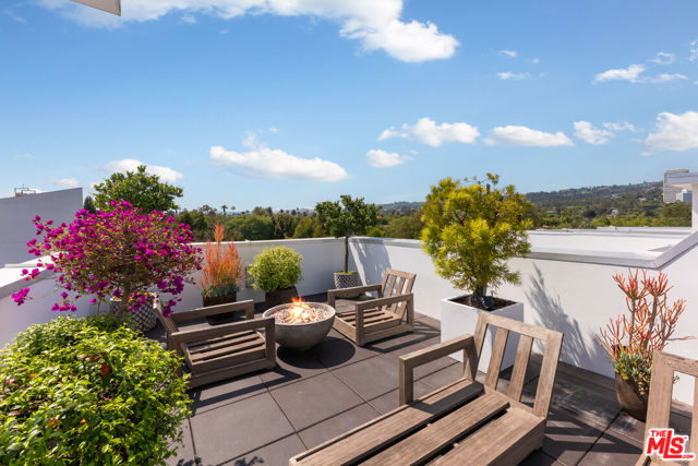 460 N Palm Drive, Beverly Hills CA: https://media.crmls.org/mediaz/2cfaa3d8-65a7-46ae-83a0-7130151d7d47.jpg