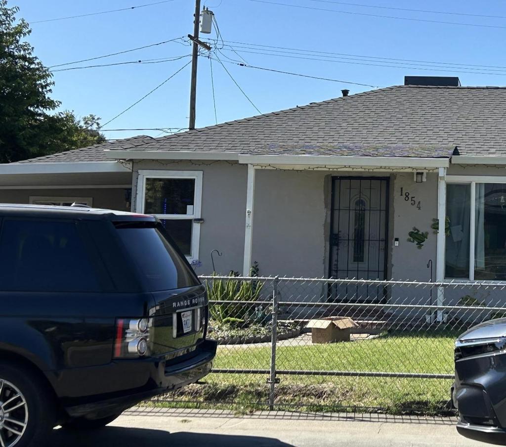 1854 De Ovan Avenue
