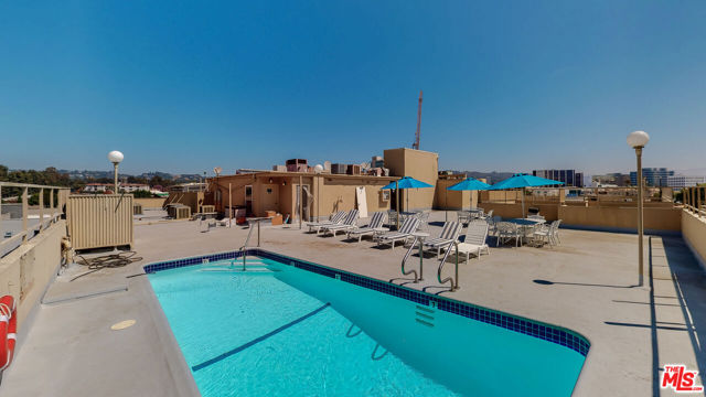 9950 Durant Drive, Beverly Hills CA: https://media.crmls.org/mediaz/2cfc6b95-75e9-4266-a11f-c5decc2955aa.jpg