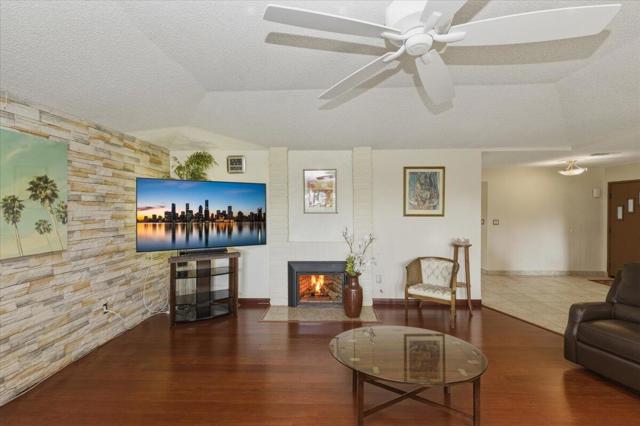 2385 Silver Oak Circle, Palm Springs CA: https://media.crmls.org/mediaz/2cfd260b-f384-4ad6-9cf2-66e27652896e.jpg