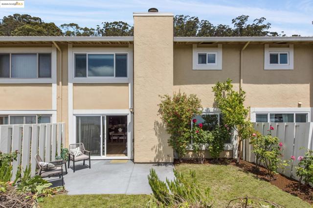 93 Thousand Oaks St, Oakland CA: https://media.crmls.org/mediaz/2cfd4daf-3236-46a1-897e-d4130ec5df4a.jpg
