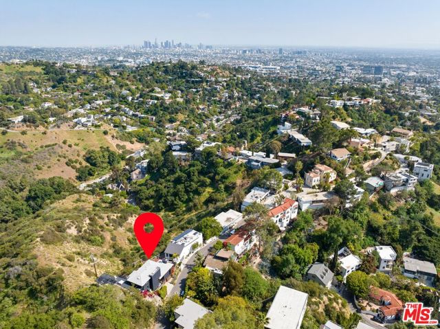 2860 Hollyridge Drive, Los Angeles CA: https://media.crmls.org/mediaz/2cfda5c7-c50b-475d-8294-77bf6b571df9.jpg