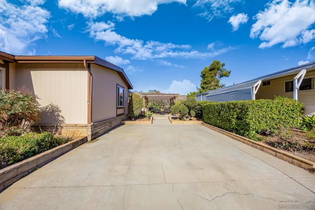 4650 Dulin Rd, Fallbrook CA: https://media.crmls.org/mediaz/2cfe0c7d-a029-421c-b67a-ffedda58adb3.jpg