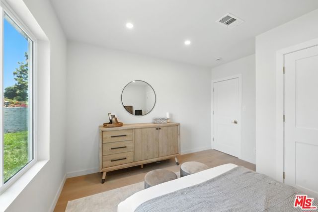 15727 Hartsook Street, Encino CA: https://media.crmls.org/mediaz/2cfe91af-970f-48c2-8e61-4b841abac117.jpg