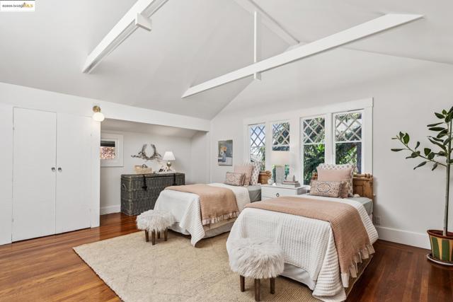 3019 Benvenue Ave, Berkeley CA: https://media.crmls.org/mediaz/2cfeaa80-4fe4-4c4f-a922-b6e1759af596.jpg
