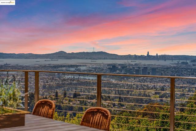 25 Holyrood Manor, Oakland CA: https://media.crmls.org/mediaz/2cff2c23-69d4-445f-9eb7-7ac74a595789.jpg