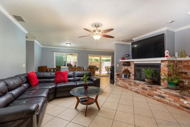 1339 Windsong Ln, Escondido CA: https://media.crmls.org/mediaz/2cff6b05-f417-4168-bf5b-01e72f9df837.jpg