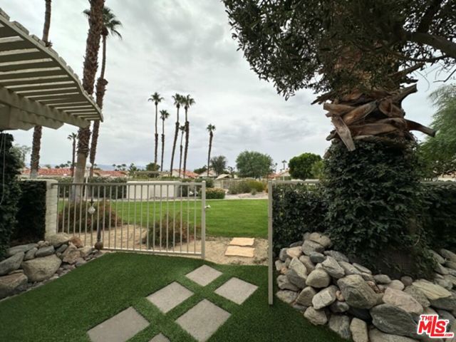 43570 Via Majorca, Palm Desert CA: https://media.crmls.org/mediaz/2cffe999-85ca-49f9-93b7-f4ee6a5616e4.jpg