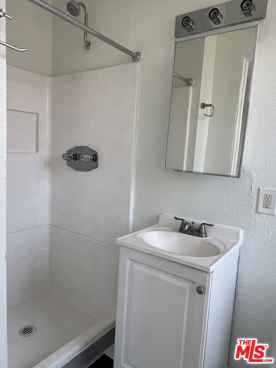 920 S Hobart Boulevard, Los Angeles CA: https://media.crmls.org/mediaz/2d008bba-8d48-4472-9bf3-611e1f96d448.jpg