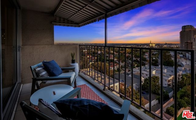 10450 Wilshire Boulevard, Los Angeles CA: https://media.crmls.org/mediaz/2d0237a3-798c-4a13-ba3f-df3c15eb705a.jpg