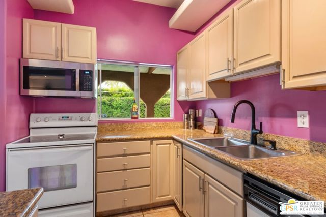 648 S Roxbury Drive, Palm Springs CA: https://media.crmls.org/mediaz/2d02447c-630e-4336-82c9-80c87b2ca601.jpg