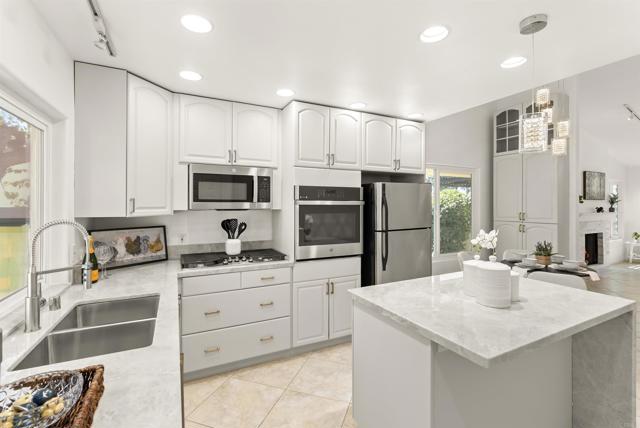 Detail Gallery Image 1 of 26 For 204 Cerco Rosado, San Marcos,  CA 92069 - 2 Beds | 2 Baths