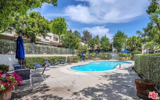 11744 Moorpark Street, Studio City CA: https://media.crmls.org/mediaz/2d03a3c4-9202-41f3-b221-25724fe5e971.jpg