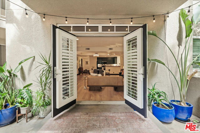 2222 N Beachwood Drive, Los Angeles CA: https://media.crmls.org/mediaz/2d04077c-5737-4ef3-b614-ce023c646177.jpg