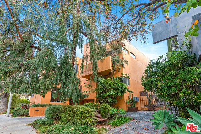 900 N West Knoll Drive, West Hollywood CA: https://media.crmls.org/mediaz/2d041346-c591-4419-a28c-09d0c455565b.jpg