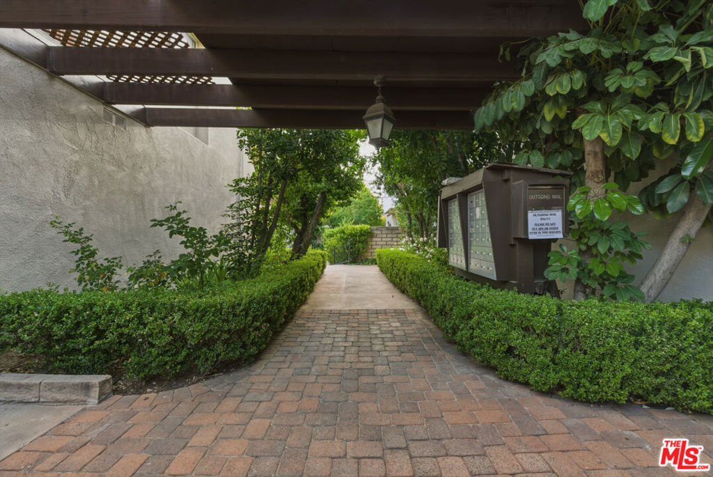 https://media.crmls.org/mediaz/2d0457e8-bca4-47cb-bb82-c7f6dd17fa82.jpg?preset=X-Large
