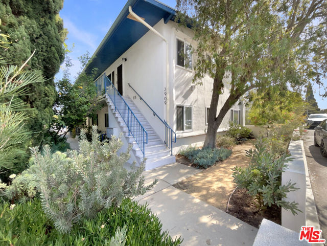 2909 10th Street, Santa Monica CA: https://media.crmls.org/mediaz/2d04bc01-7874-4aa6-8eb0-eed4e1cbadd9.jpg