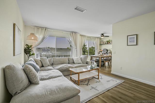 4212 Vista Del Rio Way, Oceanside CA: https://media.crmls.org/mediaz/2d054659-43a6-4e1e-8d28-a59ab9a745ff.jpg