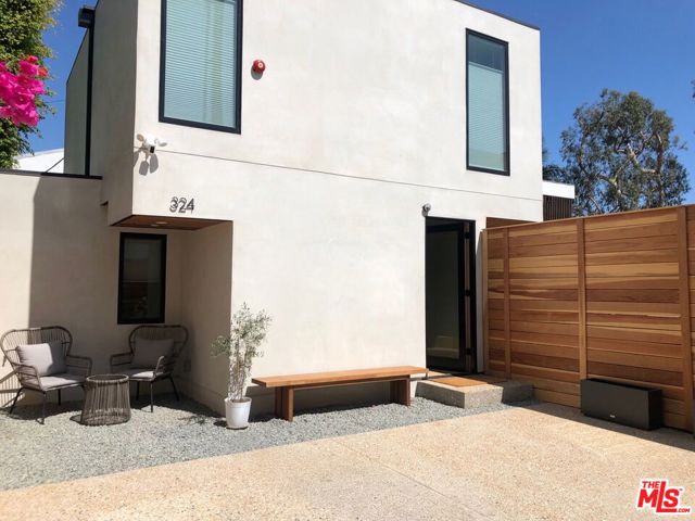 15419 Via De Las Olas, Pacific Palisades CA: https://media.crmls.org/mediaz/2d06e9ff-e702-45e6-ad36-4ace91a59a86.jpg