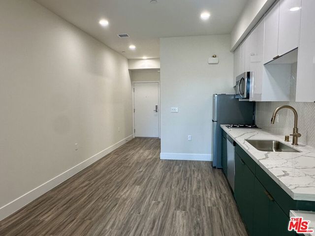 1037 Dewey Avenue, Los Angeles CA: https://media.crmls.org/mediaz/2d07a39f-8c58-406f-9143-24c7a6642980.jpg