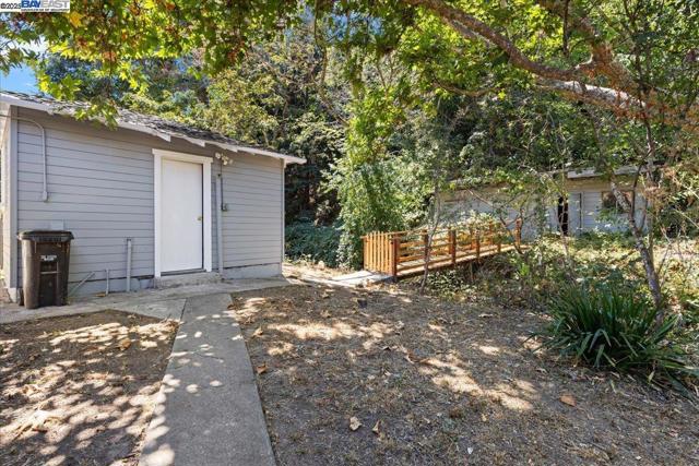 30261 Palomares Rd, Castro Valley CA: https://media.crmls.org/mediaz/2d07b10d-bf31-4930-a47a-5c3a000d690b.jpg