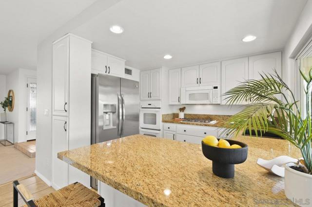9633 Pebble Beach Dr, Santee CA: https://media.crmls.org/mediaz/2d08c9d6-53ae-4a23-b62c-298066e00c7c.jpg