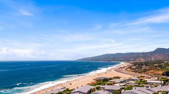 6766 Las Olas Way, Malibu CA: https://media.crmls.org/mediaz/2d08cba0-c779-4ca4-9fe1-ba3d2bd84ede.jpg