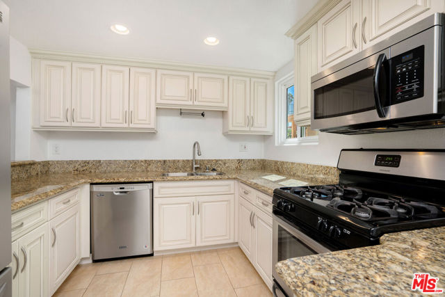 13948 Moorpark Street, Sherman Oaks CA: https://media.crmls.org/mediaz/2d08d69f-3316-42af-b4bc-2cee7d2be63b.jpg