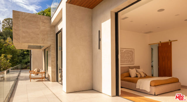 12752 Mulholland Drive, Beverly Hills CA: https://media.crmls.org/mediaz/2d092d2e-2f60-4db2-a521-d0b581177666.jpg