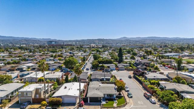 1633 Roberta Drive, San Mateo CA: https://media.crmls.org/mediaz/2d09db91-1184-432c-9591-4560eb51e5e4.jpg