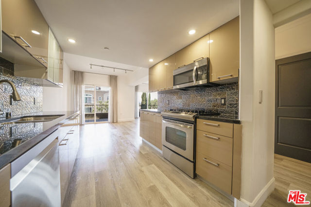 970 S St Andrews Place, Los Angeles CA: https://media.crmls.org/mediaz/2d0acd5f-5dae-419e-8bdc-a93fee662d88.jpg