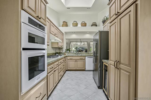 6375 Via Cabrera, La Jolla CA: https://media.crmls.org/mediaz/2d0be96a-3185-485f-a0dc-c55357526e58.jpg