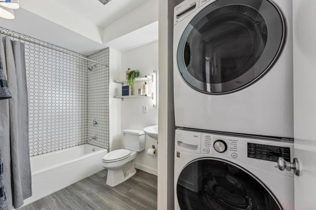 311 4th St, Oakland CA: https://media.crmls.org/mediaz/2d0d2892-1f5d-4580-8fc0-911236540b1b.jpg