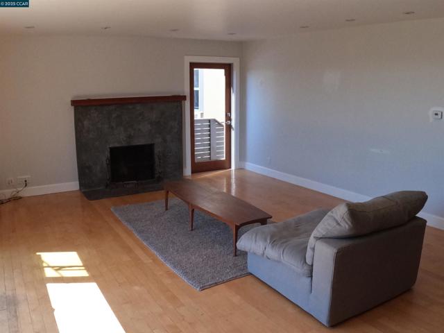 32 Kenilworth Dr, Kensington CA: https://media.crmls.org/mediaz/2d0d3b48-f25e-4647-ab21-17bcb82b885c.jpg