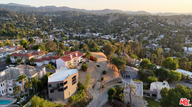 5015 Calatrana Drive, Woodland Hills CA: https://media.crmls.org/mediaz/2d0d6d5b-22e3-44d1-8159-b29ccf34c586.jpg