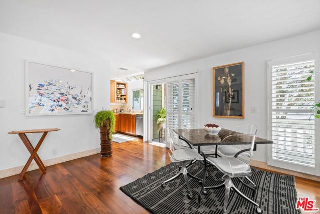 17 20th Avenue, Venice CA: https://media.crmls.org/mediaz/2d0dff49-bd1c-4670-99f4-77321ab6ecb3.jpg