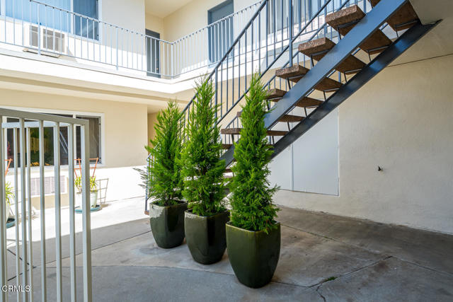 657 W Milford Street, Glendale CA: https://media.crmls.org/mediaz/2d0e7ad6-7e61-41f7-8ea0-c82f3766a4a8.jpg