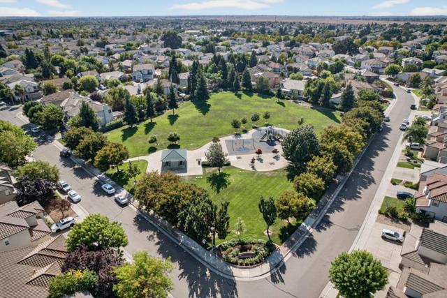 5817 Spring Flower Drive, Elk Grove CA: https://media.crmls.org/mediaz/2d0f64f0-4975-4da3-9c75-78a655c3668c.jpg