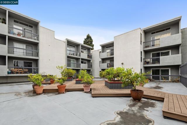150 Pearl St, Oakland CA: https://media.crmls.org/mediaz/2d0f7b08-edd6-41b7-aab3-c9f92716b82e.jpg