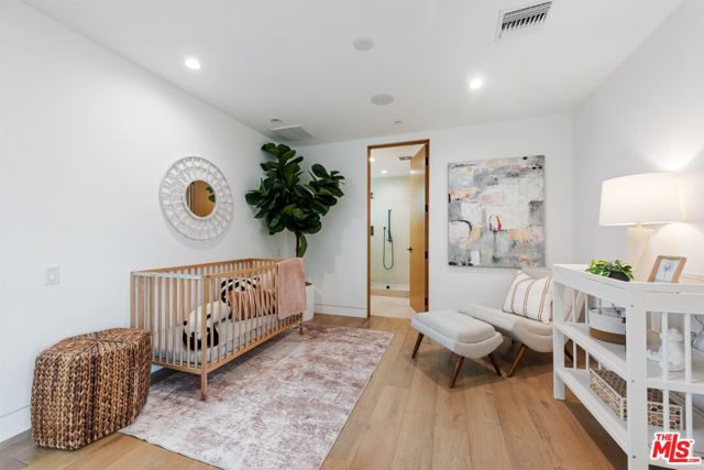 126 Thornton Place, Venice CA: https://media.crmls.org/mediaz/2d10112a-4e0b-448f-9fb9-e1cd2a3fd083.jpg
