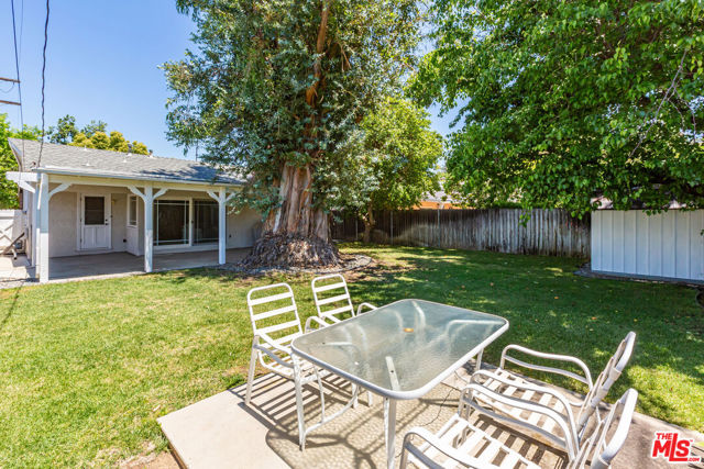 21924 Buena Ventura Street, Woodland Hills CA: https://media.crmls.org/mediaz/2d10bdfb-997d-42fe-afa7-9677d791c594.jpg