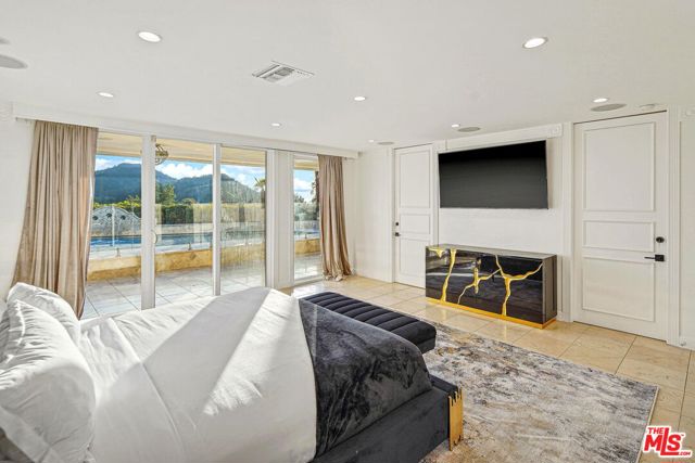 9620 Highridge Drive, Beverly Hills CA: https://media.crmls.org/mediaz/2d10c87b-ff7f-4df2-a67a-25f7efbb3c9b.jpg