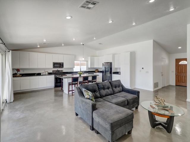 27420 Avenida Quintana, Cathedral City CA: https://media.crmls.org/mediaz/2d11cd33-62d1-45a5-b459-484725149bab.jpg