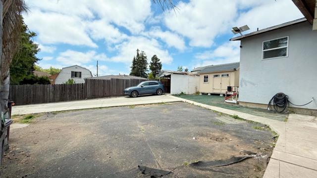 10923 Foothill Boulevard, Oakland CA: https://media.crmls.org/mediaz/2d120779-eefc-4da0-9eb6-92becc106e84.jpg