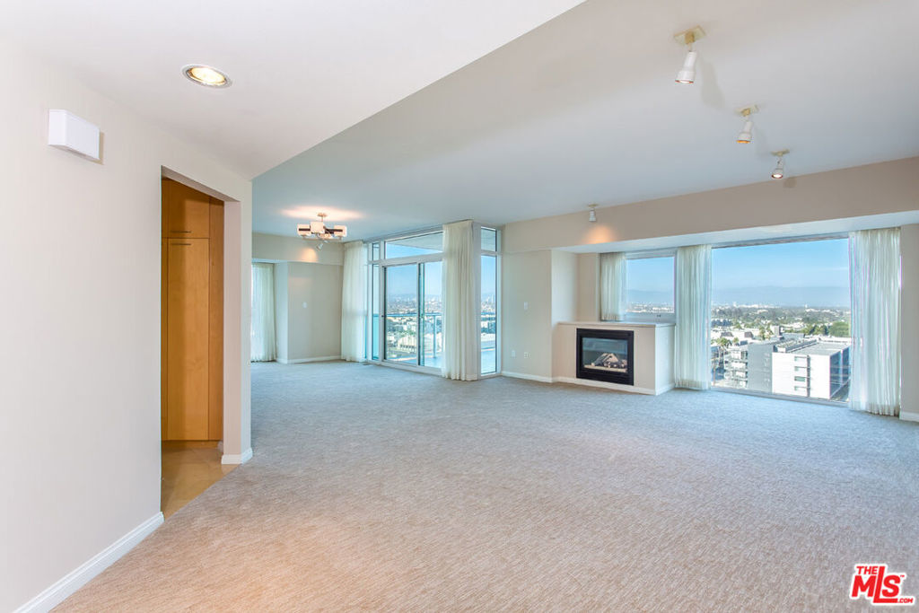 13600 MARINA POINTE Drive Unit 903