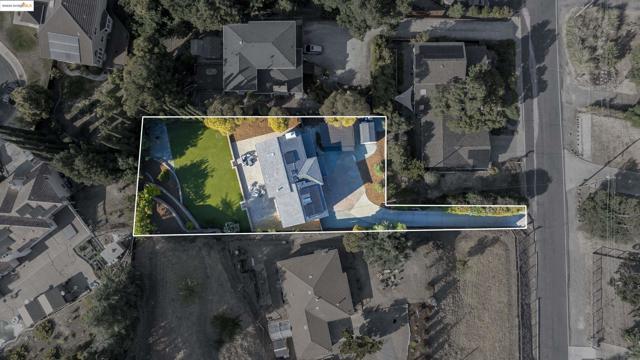 1051 Kaski Ln, Concord CA: https://media.crmls.org/mediaz/2d12d93b-b617-40af-b727-1737cc467045.jpg